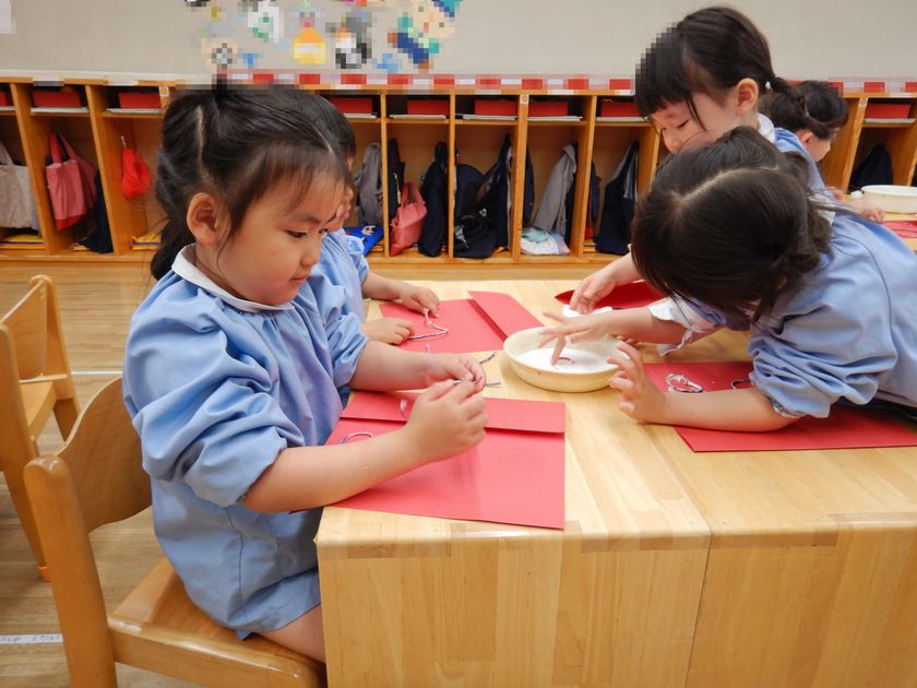 こいのぼり制作を行う園児