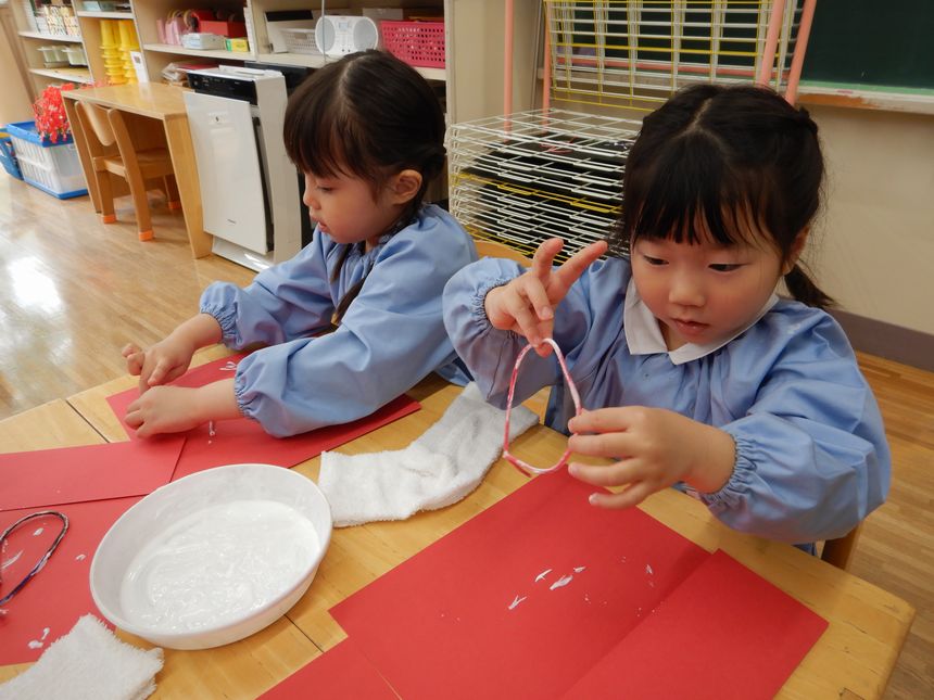 こいのぼり制作を行う園児