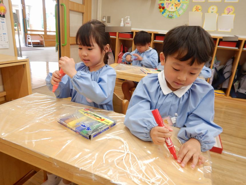 こいのぼり制作を行う園児