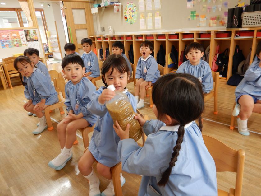 大豆プロジェクトを行う園児