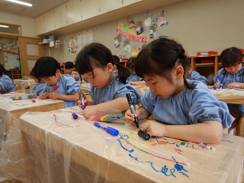 こいのぼり制作を行う園児