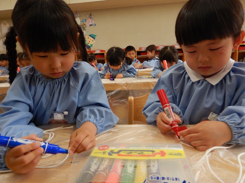 こいのぼり制作を行う園児