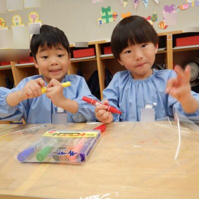 こいのぼり制作を行う園児