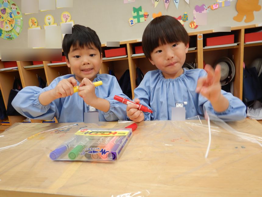 こいのぼり制作を行う園児