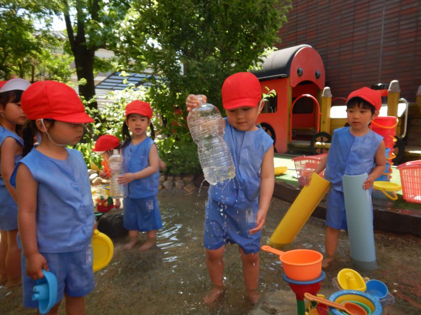 水遊びを行う園児