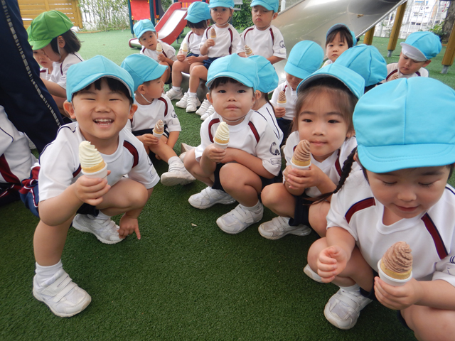 アイスを食べる子ども