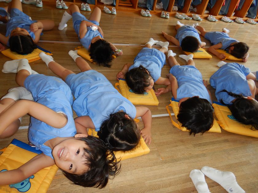 運動会のお稽古をする園児