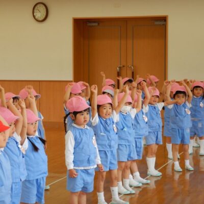 運動会のお稽古をする園児