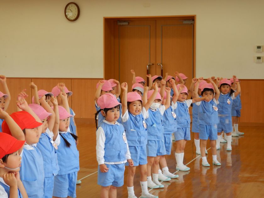 運動会のお稽古をする園児
