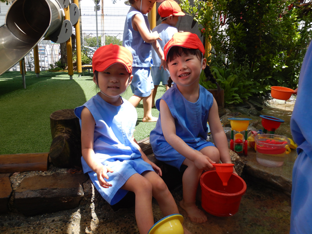 水遊びをする子ども