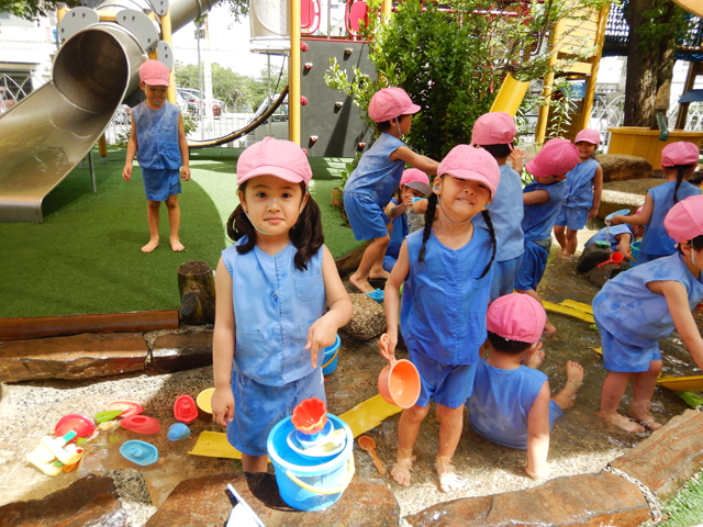 水遊びをする子ども