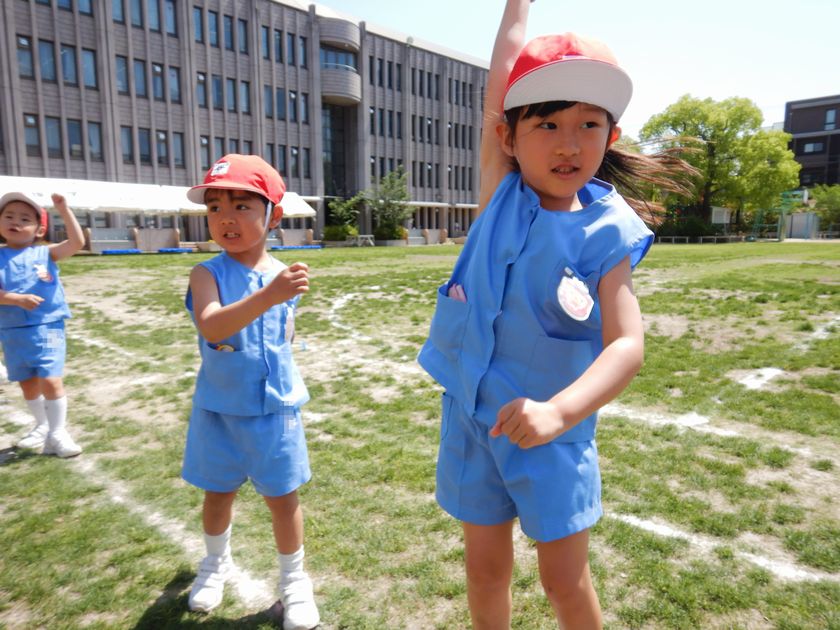 運動会のお稽古をする園児