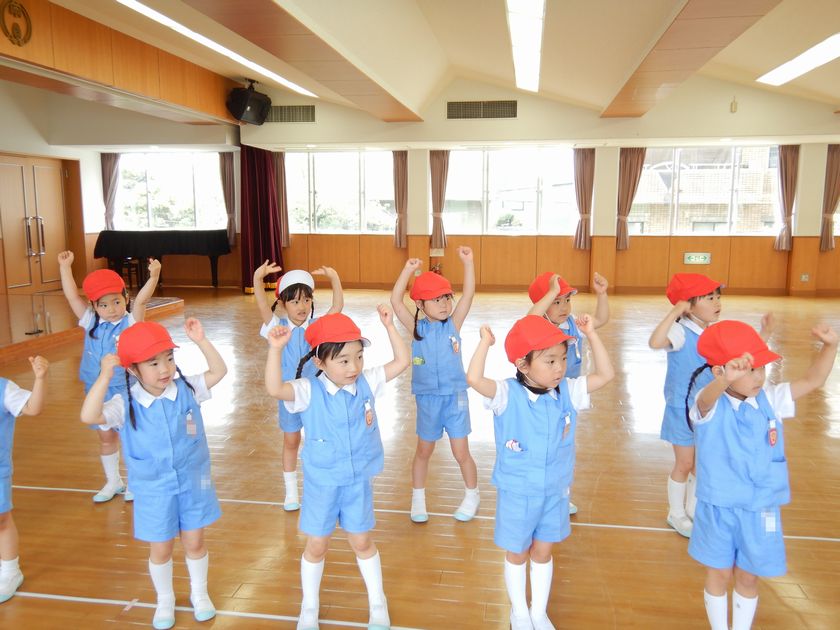 運動会のお稽古をする園児