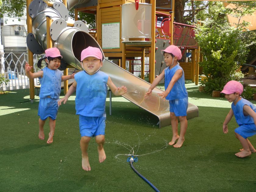 水遊びを行う園児