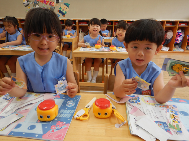 製作をする子ども