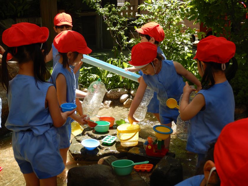 水遊びを行う園児
