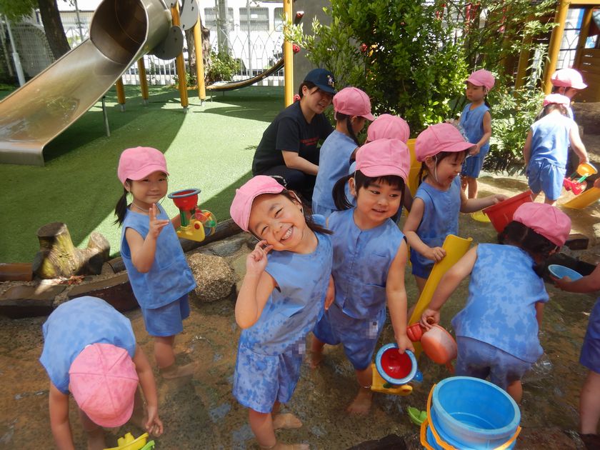 水遊びを行う園児