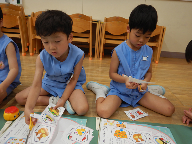 製作をする子ども