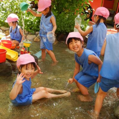 水遊びを行う園児
