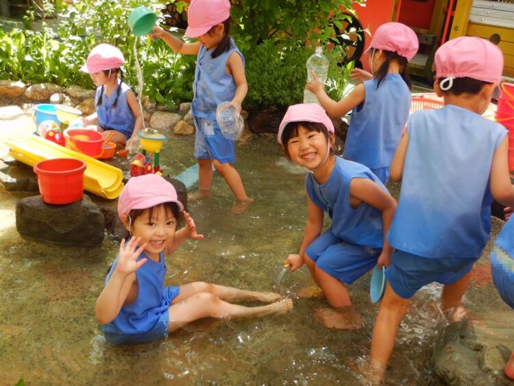 水遊びを行う園児