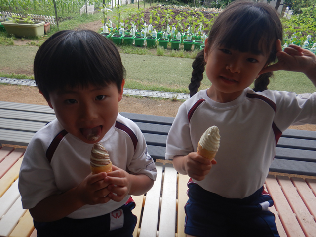 アイスを食べる子ども