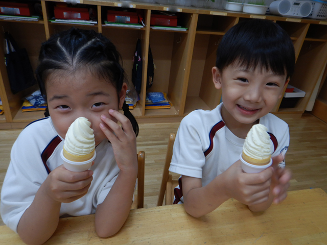 アイスを食べる子ども