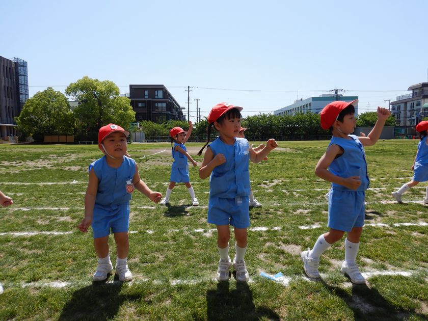 運動会のお稽古をする園児