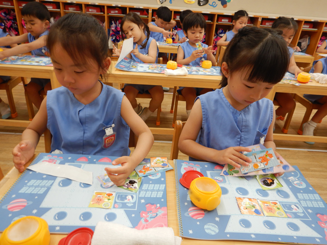 製作をする子ども