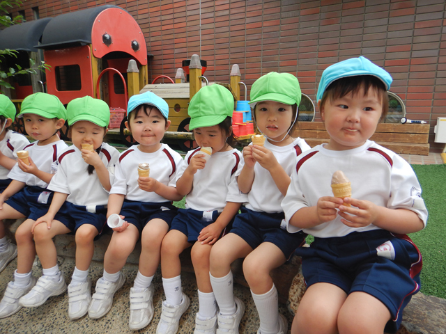 アイスを食べる子ども