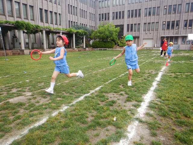 リレーをする子ども