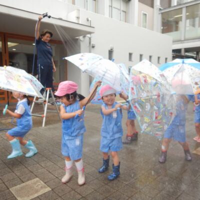 雨遊びを行う園児
