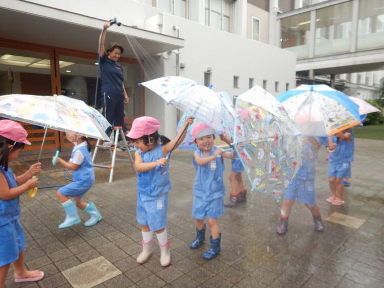 雨遊びを行う園児
