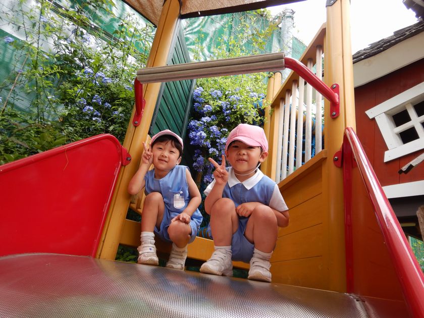 様々な遊びをする園児
