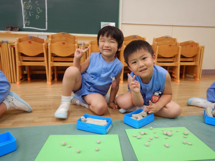 様々な遊びをする園児