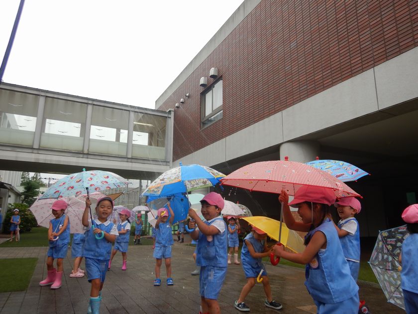 雨遊びを行う園児