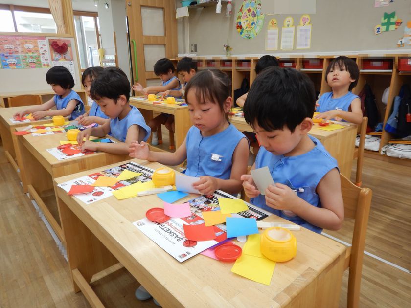 笹飾り制作を行う園児