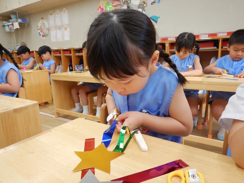 笹飾り制作を行う園児
