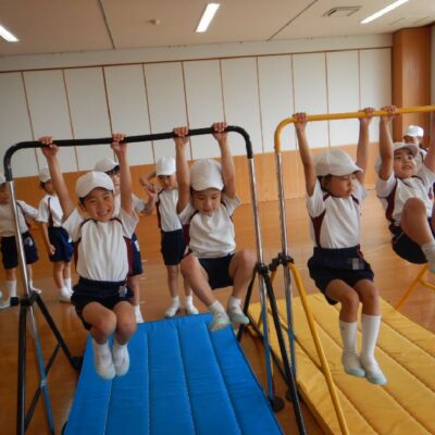 鉄棒にぶら下がる