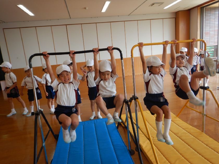 鉄棒にぶら下がる