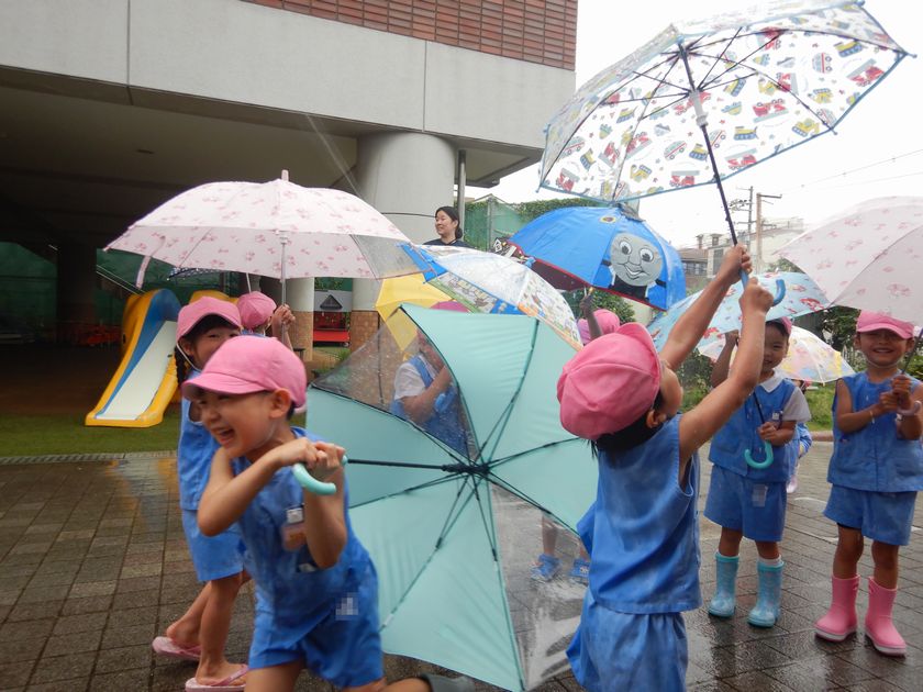 雨遊びを行う園児