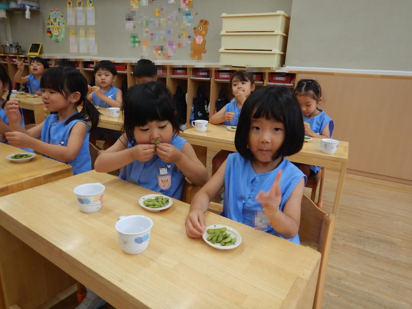 枝豆を食べる園児