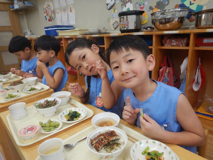 枝豆を食べる園児