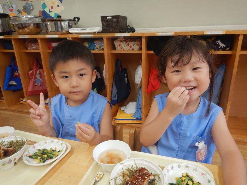 枝豆を食べる園児