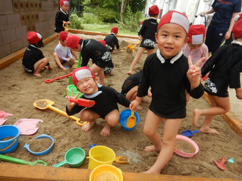 泥んこ遊びを行う園児