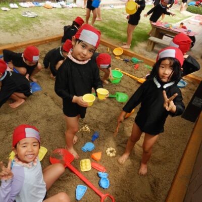 泥んこ遊びを行う園児