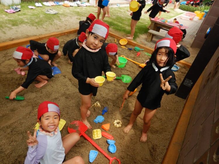 泥んこ遊びを行う園児