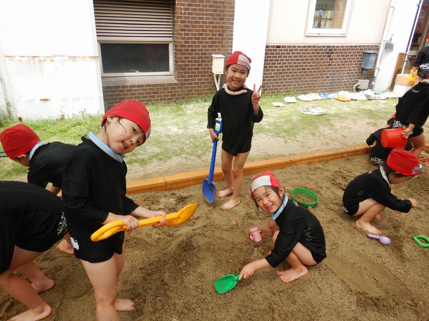泥んこ遊びを行う園児