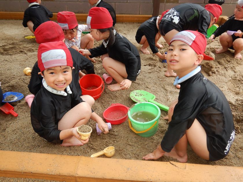 泥んこ遊びを行う園児