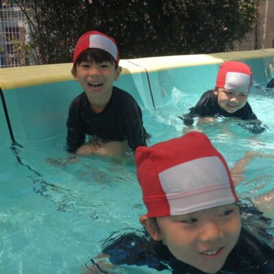 プール遊びを楽しむ園児