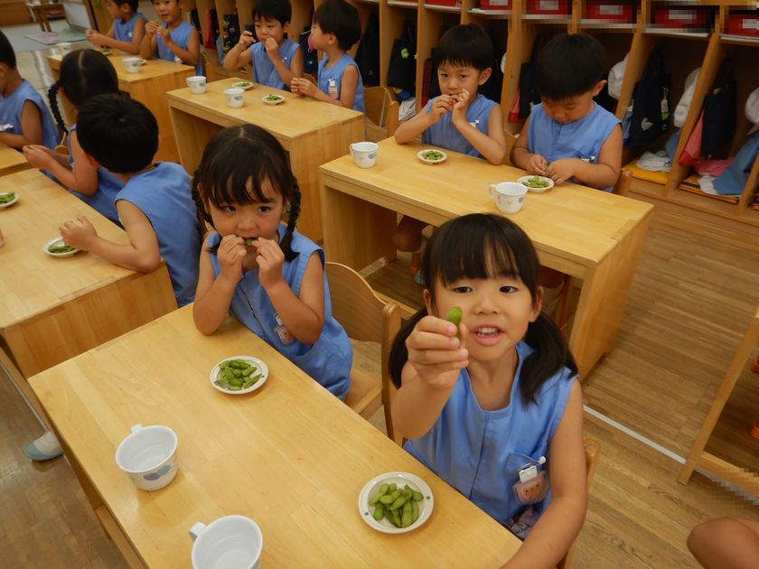 枝豆を食べる園児